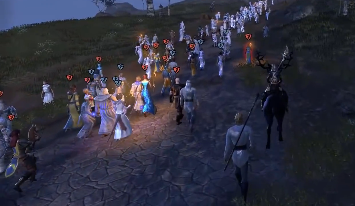 Screenshot aus dem Spiel The Elder Scrolls Online. Eine Gruppe Spielfiguren bewegt sich als Menschenzug über einen Weg in der Spielwelt. Die meisten tragen weiße Kleidung.